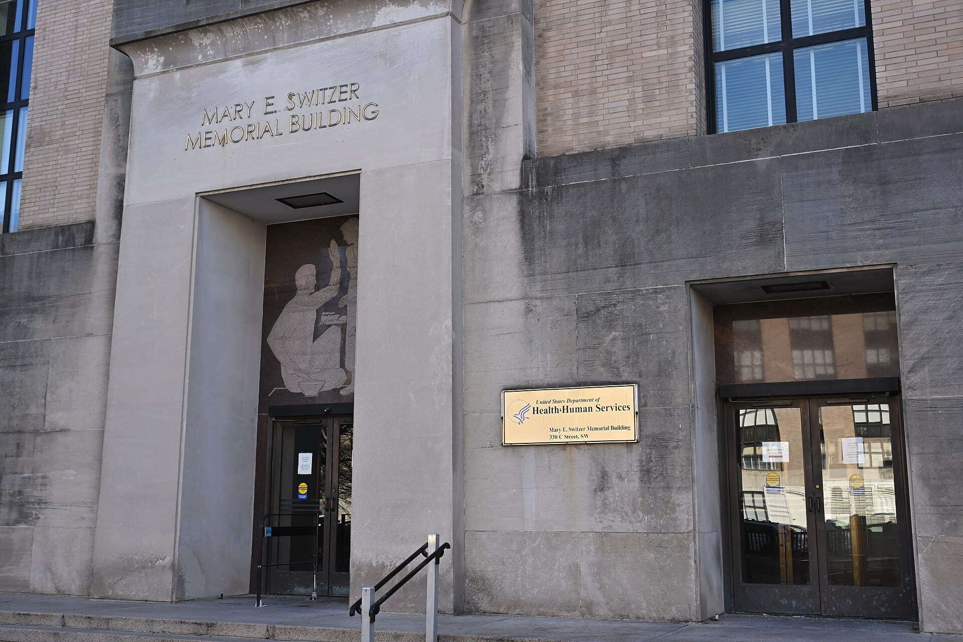 Main entrance of the HHS Mary E. Switzer Memorial Building at 330 C Street SW, Washington, D.C.