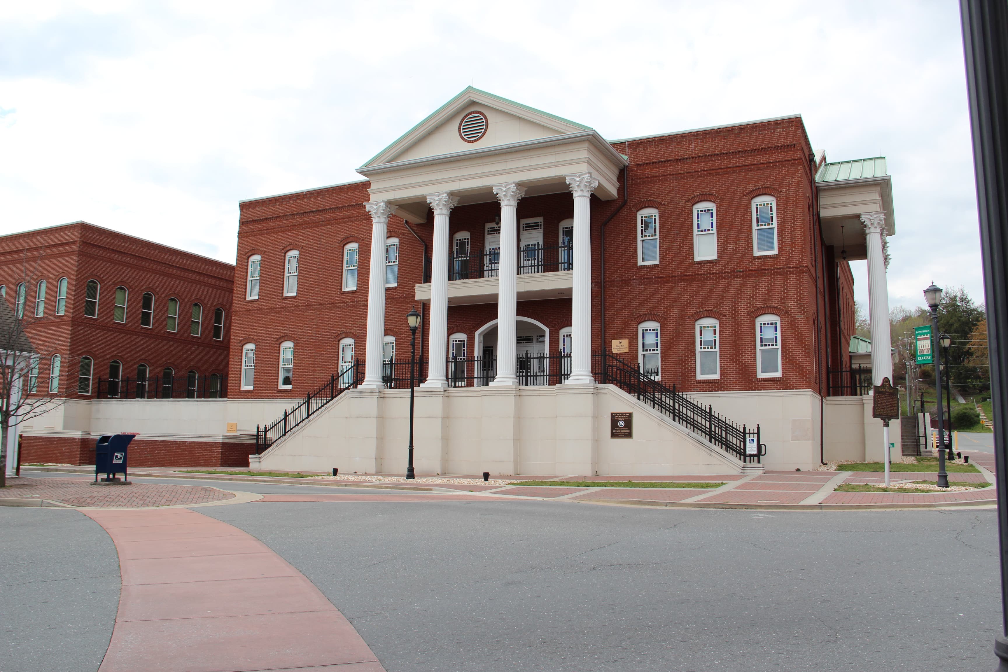 Ellijay courthouse — Gilmer County, Georgia (Wikimedia Commons photo)