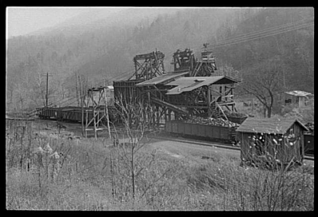 Coal loader at Jenkins, Kentucky — Wikimedia Commons