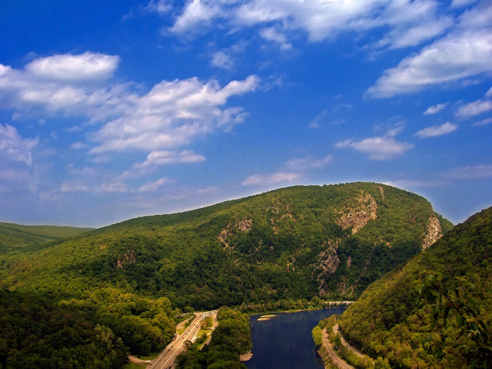 Delaware Water Gap — Warren County, New Jersey (Wikimedia Commons photo)
