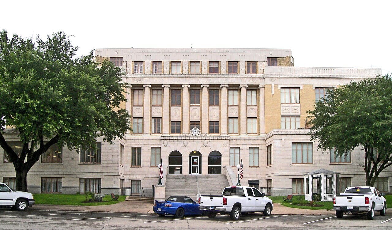 Hunt courthouse 2010 — Hunt County, Texas (Wikimedia Commons photo)