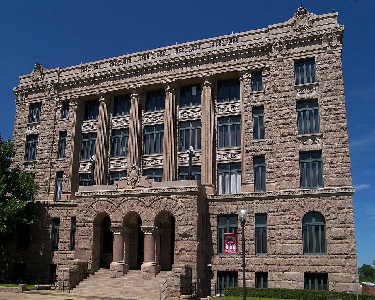 Lamar courthouse tx 2010 — Lamar County, Texas (Wikimedia Commons photo)