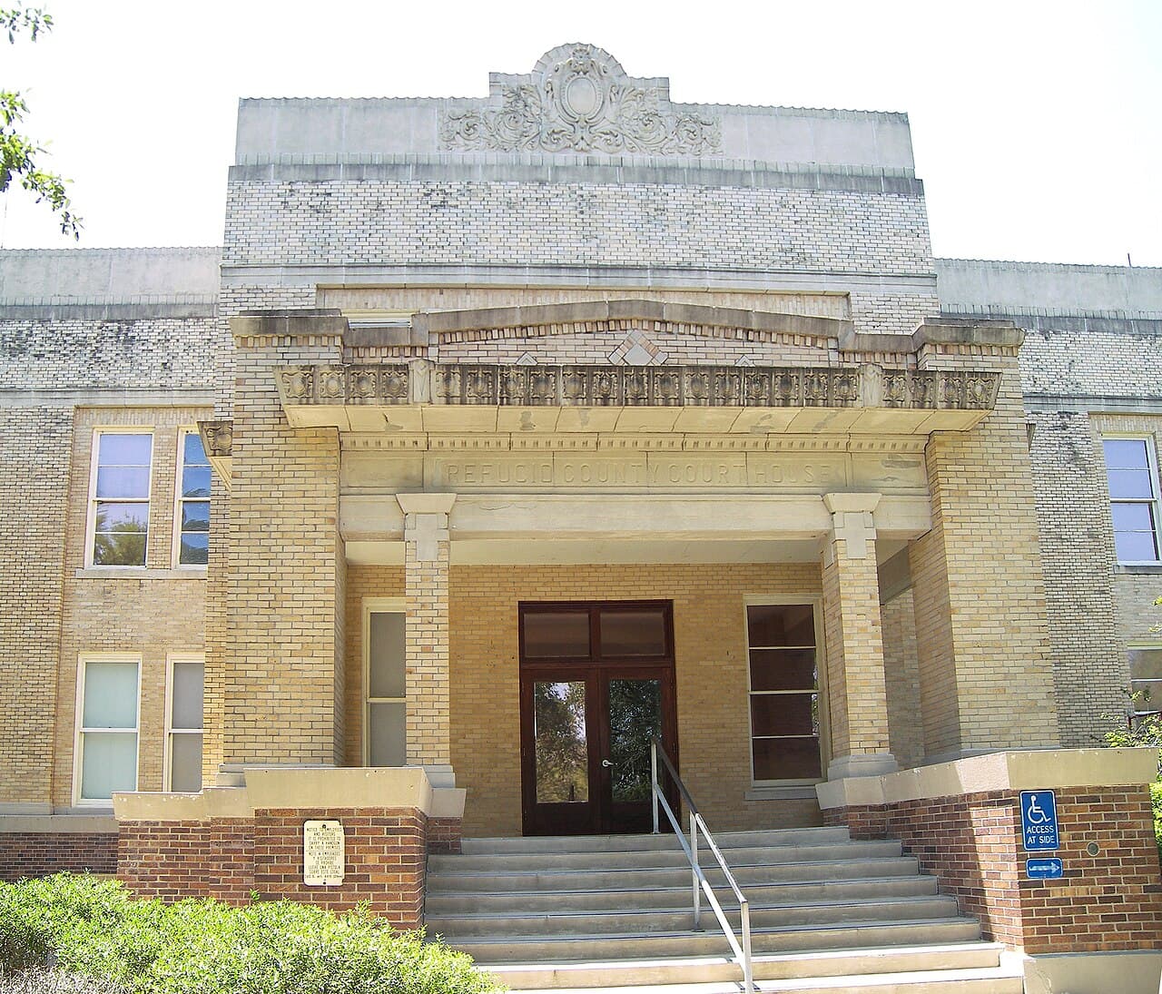 Refugio courthouse — Refugio County, Texas (Wikimedia Commons photo)