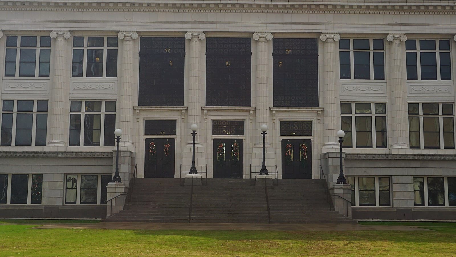 Meridian City Hall in Meridian, Miss., the Lauderdale County seat; the notice sets the sale at the west front door of the Lauderdale County Courthouse. Photo: Michael Barera, CC BY-SA 4.0, via Wikimedia Commons.