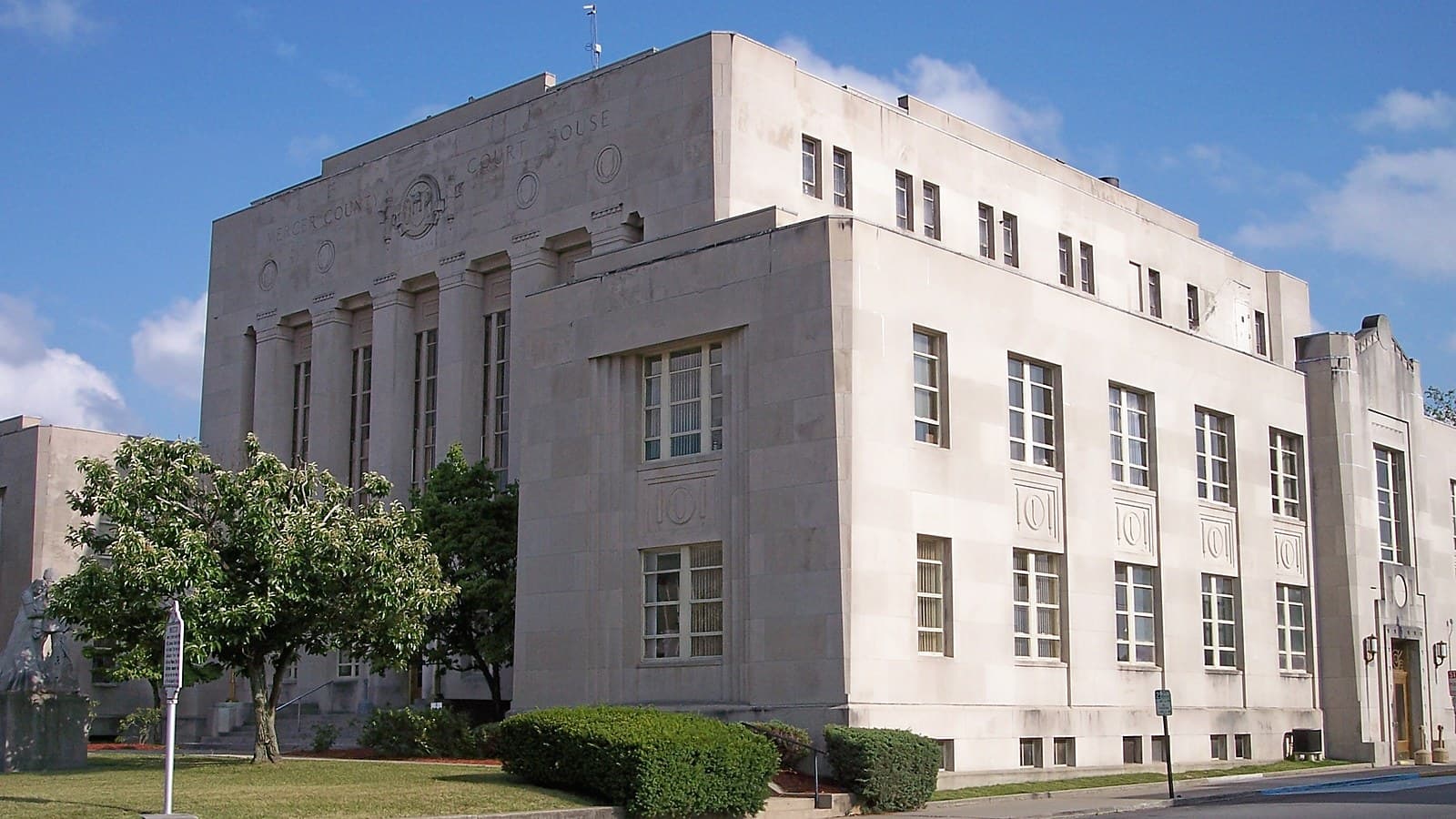 Mercer County Courthouse in Princeton, W.Va., the sale location. Photo: Tim Kiser, CC BY-SA 2.5, via Wikimedia Commons.