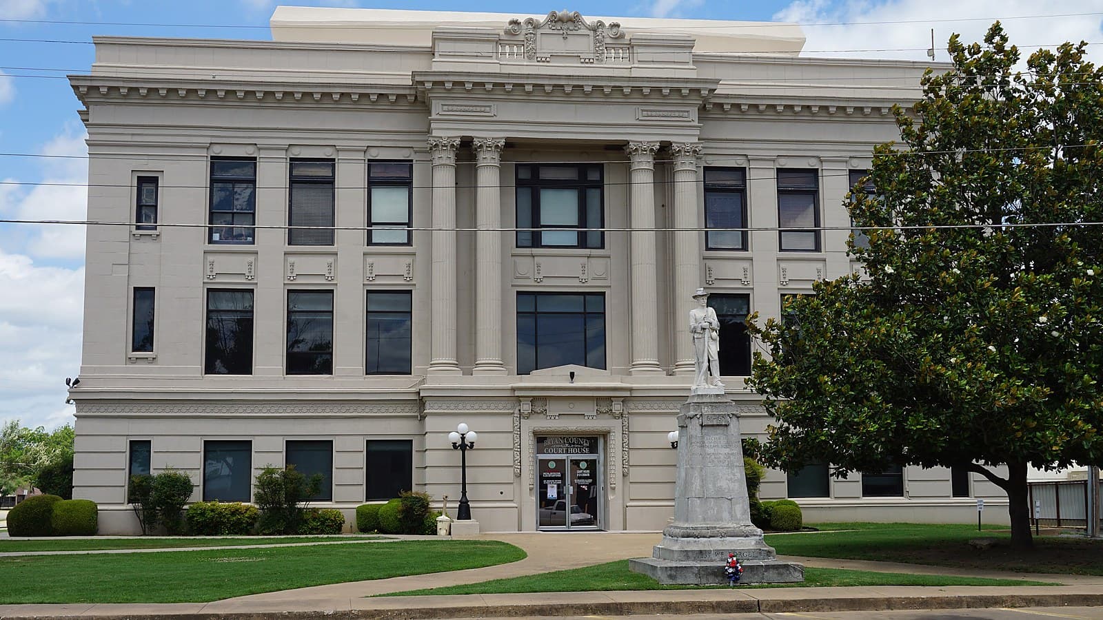 Bryan County Courthouse in Durant, Okla., the sale location. Photo: Michael Barera, CC BY-SA 4.0, via Wikimedia Commons.
