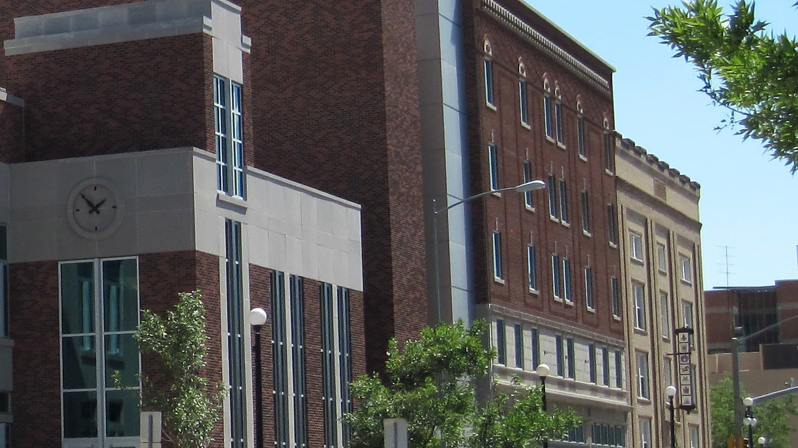 Townsend Justice Center in Casper, Wyo.; the notice sets the sale at the front steps of the Natrona County Courthouse, 115 North Center Street. Photo: Chevsapher, CC0, via Wikimedia Commons.