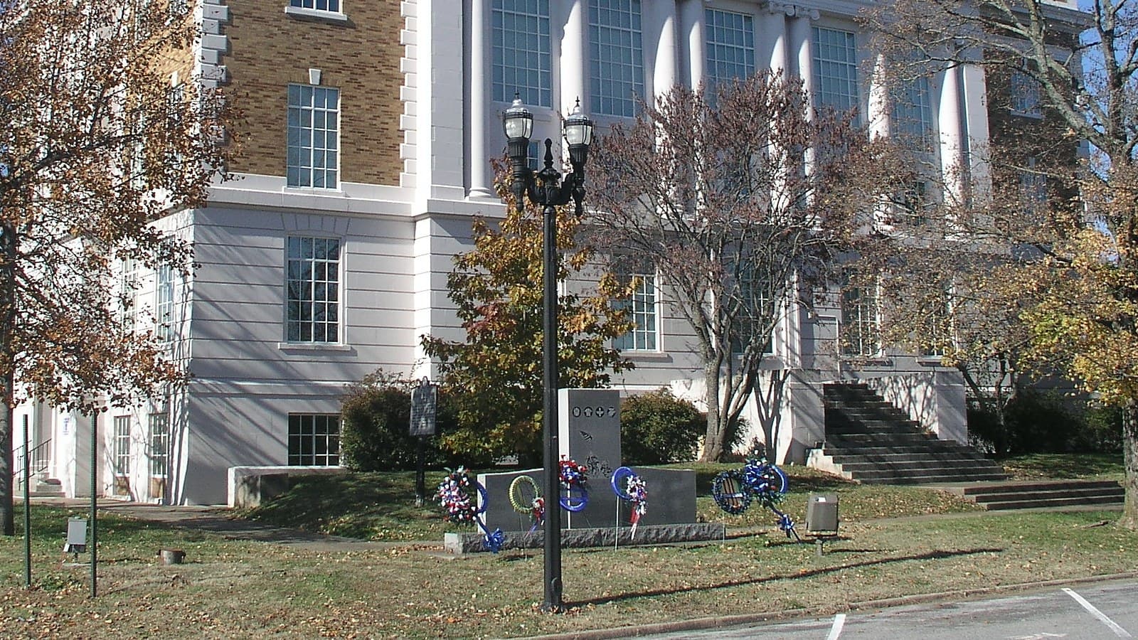 Marshall County Courthouse in Lewisburg, Tenn., the sale location. Photo: Ichabod, CC BY-SA 3.0, via Wikimedia Commons.