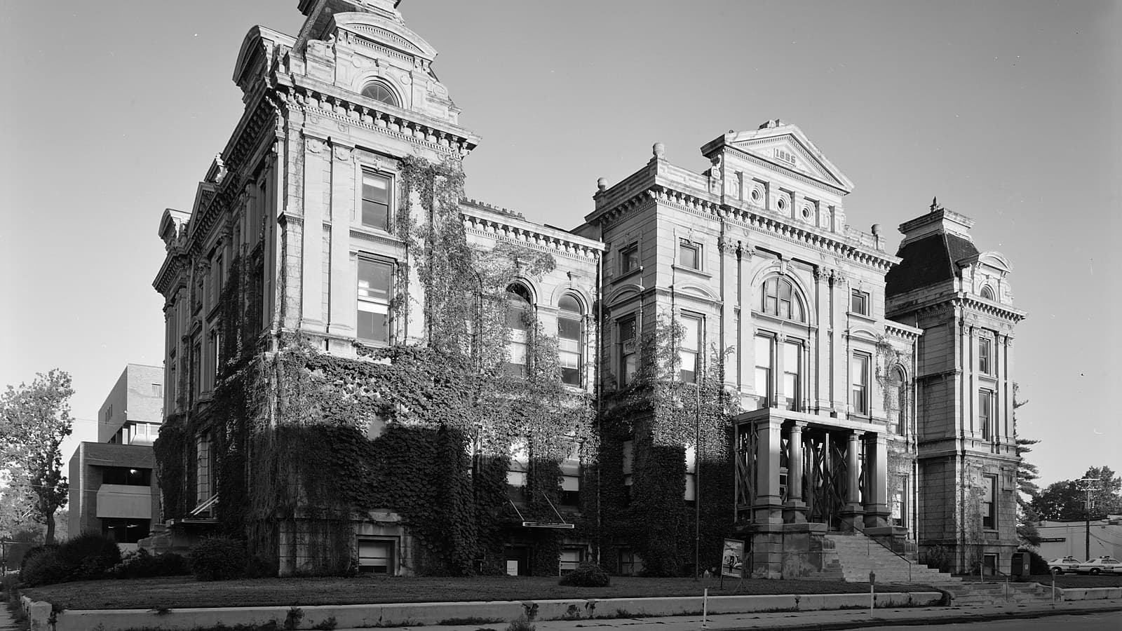 Former Pottawattamie County Courthouse, Council Bluffs, Iowa, in a Historic American Buildings Survey photograph (historic view; the sale is at the Sheriff's Office). Photo: Historic American Buildings Survey, Library of Congress, public domain, via Wikimedia Commons.