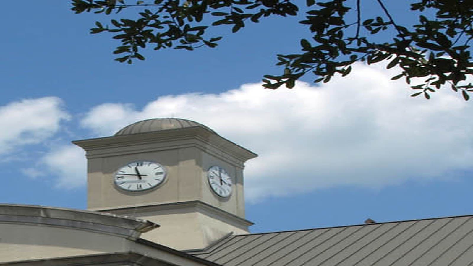 Baldwin County Courthouse clock tower in Bay Minette, Ala., the sale location (signage cropped out of frame). Photo: Chris Pruitt, CC BY-SA 3.0, via Wikimedia Commons.