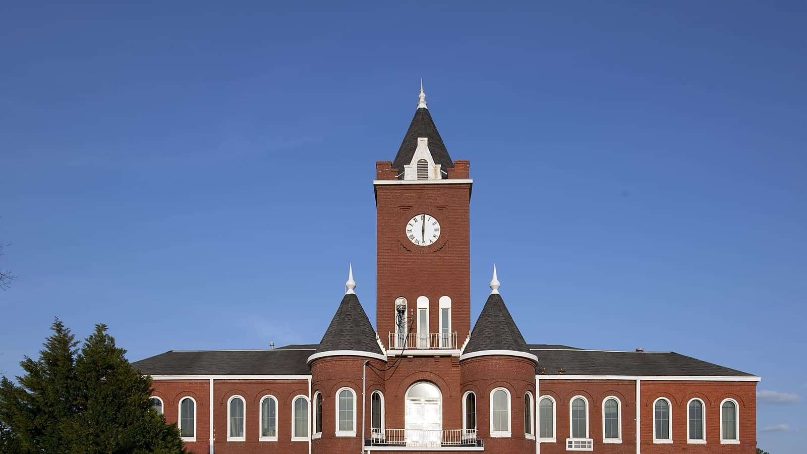 Coffee County Courthouse in Elba, Ala. (the county also has a courthouse in Enterprise; the notice does not say which). Photo: Carol M. Highsmith, Library of Congress, public domain, via Wikimedia Commons.