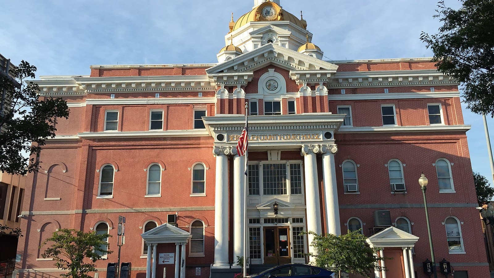 Berkeley County Courthouse on King Street in Martinsburg, W.Va., the sale location. Photo: Famartin, CC BY-SA 4.0, via Wikimedia Commons.