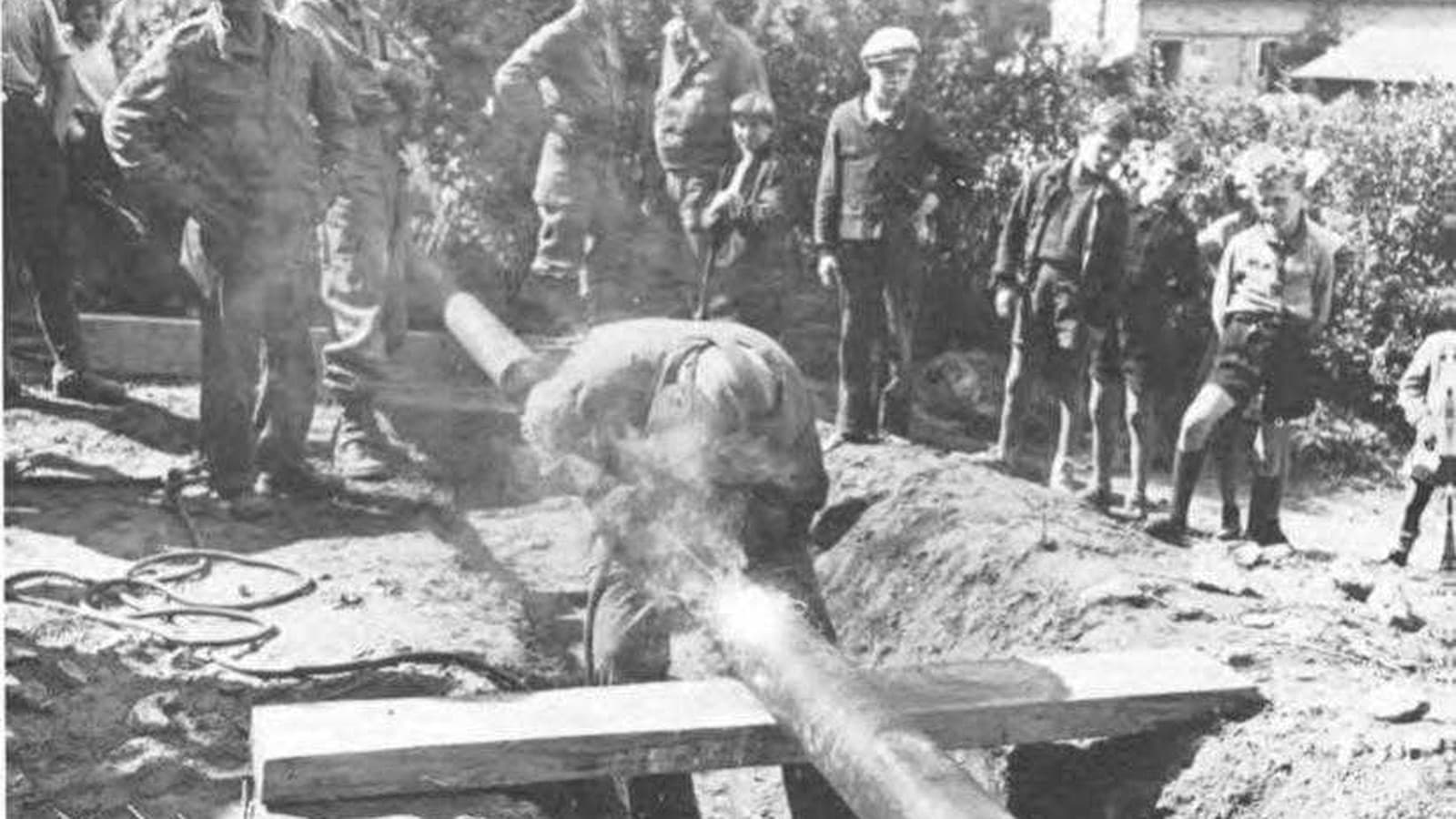 Crew welding a section of pipeline (historical photo, not the Delmar project). Photo: US Army via Wikimedia Commons (Public domain).