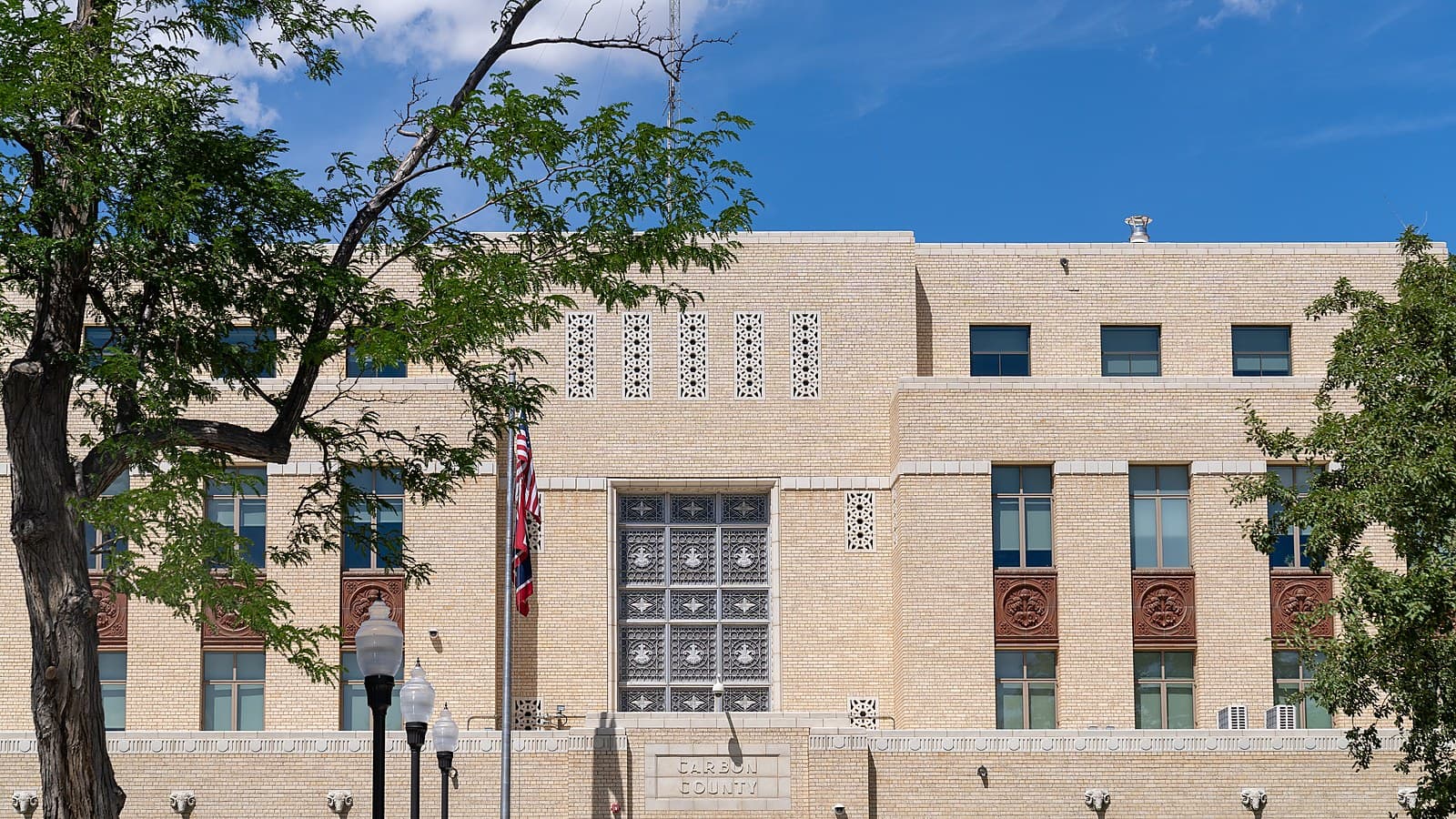 Carbon County Courthouse, 415 West Pine Street, Rawlins, Wyo., the sale location. Photo: Tony Webster, CC BY-SA 4.0, via Wikimedia Commons.