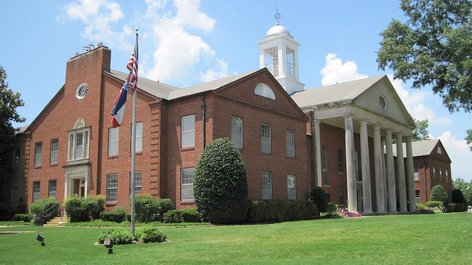 DeSoto County Courthouse in Hernando, Miss., the courthouse named as the sale location. Photo: Thomas R Machnitzki, CC BY-SA 3.0, via Wikimedia Commons.