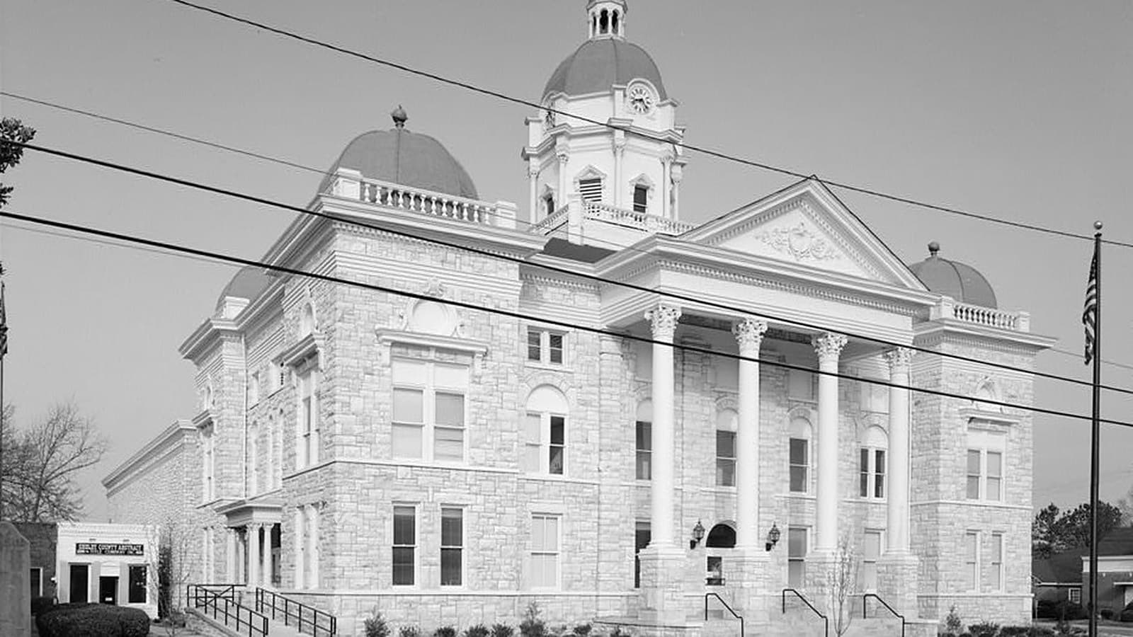 Shelby County Courthouse in Columbiana, Ala. (HABS survey photo), the courthouse named as the sale location. Photo: Jet Lowe, Historic American Buildings Survey, public domain, via Wikimedia Commons.