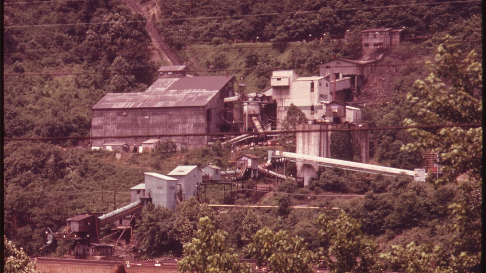 A coal preparation plant and barge loading operation at the Harewood mine in West Virginia's Kanawha Valley, 1970s (historical file photo; not the Speed Mine).