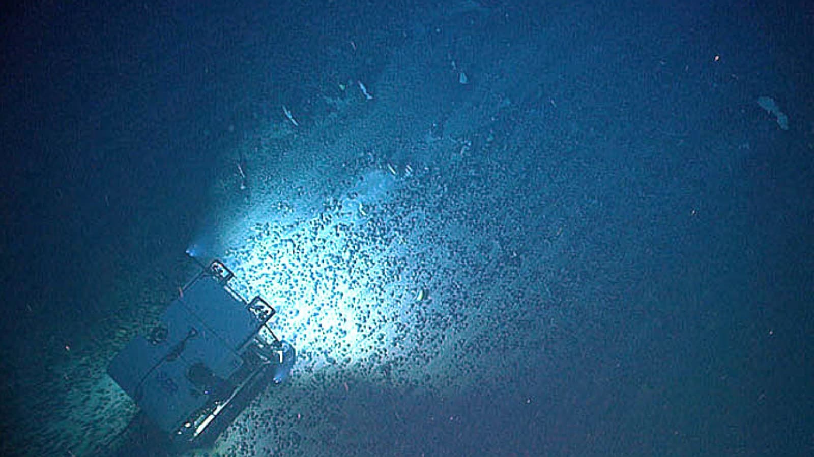 NOAA remotely operated vehicle Deep Discoverer over a field of ferromanganese nodules, North Atlantic, 2021. Photo: Unidentified NOAA photographer via Wikimedia Commons (Public domain).