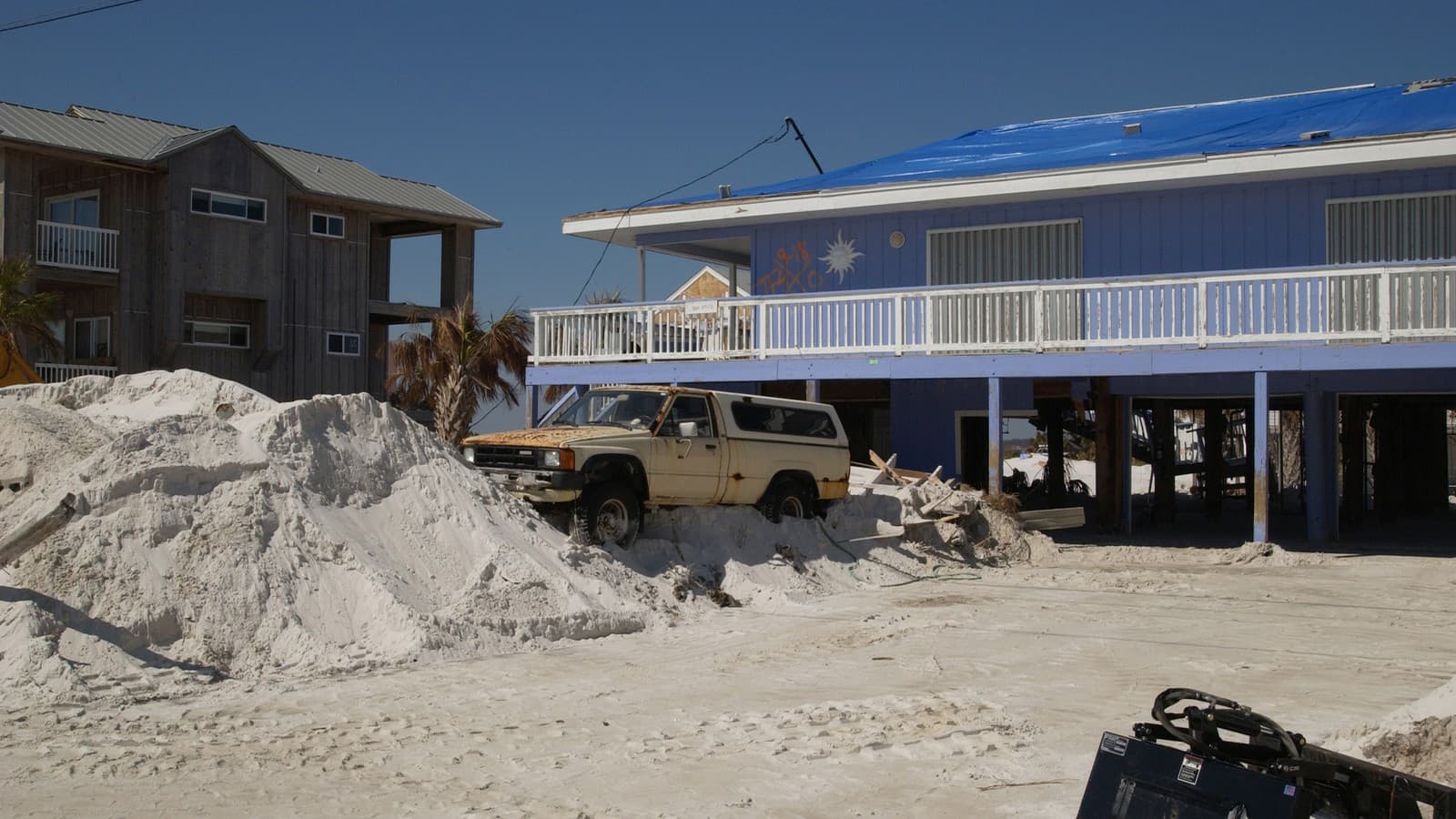 Pensacola Beach, Florida, during hurricane recovery, October 2004 — illustrative file photo (FEMA / Bill Koplitz, public domain).