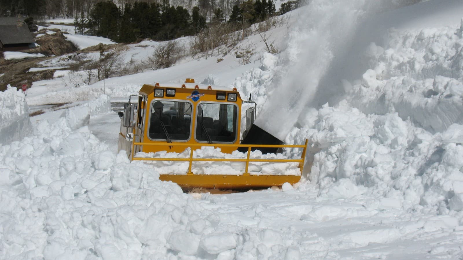 Snowplow clearing deep snow in the Many Glacier Valley, Glacier National Park, Montana (file photo). Photo: GlacierNPS via Wikimedia Commons (Public domain).