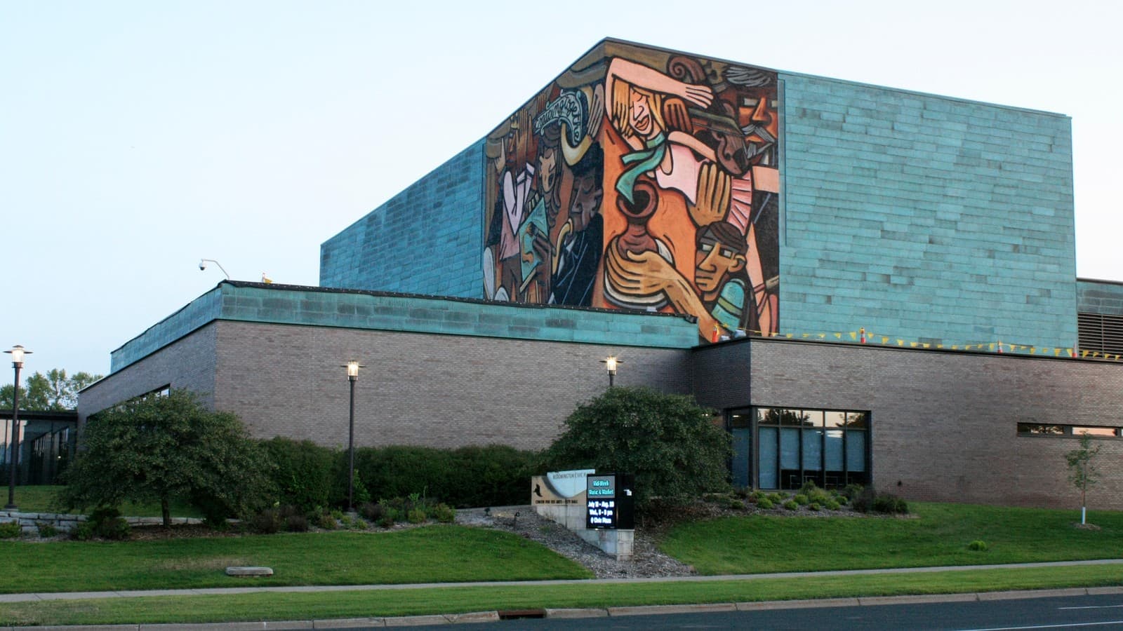 Bloomington City Hall and Art Center at Bloomington Civic Plaza, Bloomington, Minnesota. Photo: Tyler Vigen, CC BY-SA 4.0, via Wikimedia Commons.