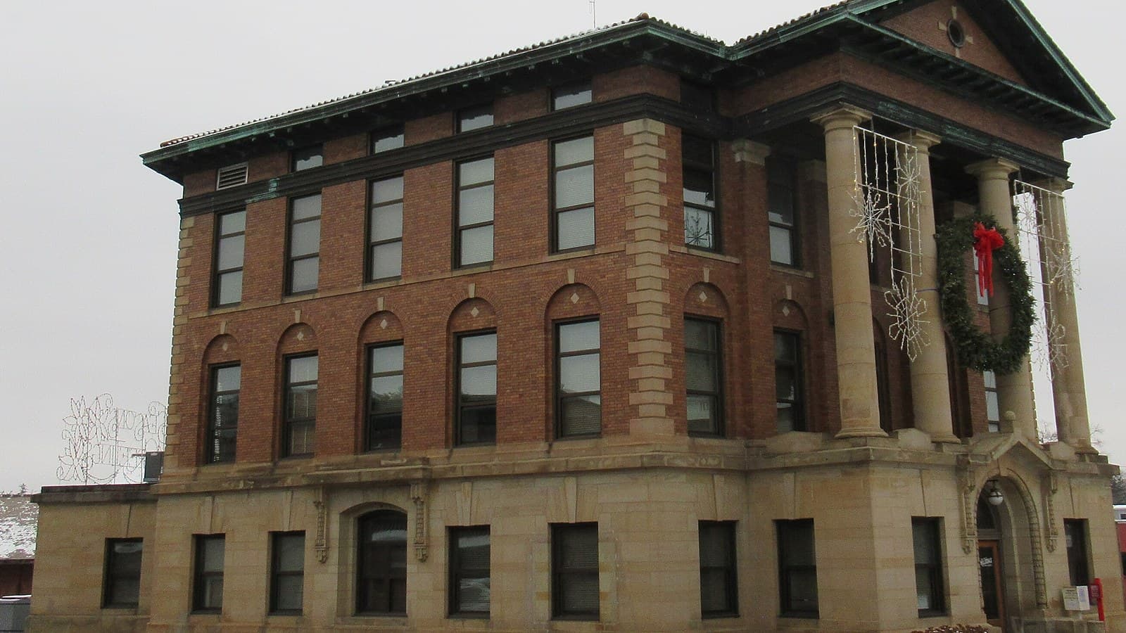 Hillsdale City Hall in Hillsdale, Mich., the Hillsdale County seat; the notice sets the sale at the place of holding the circuit court in Hillsdale County. Photo: Notorious4life, CC0, via Wikimedia Commons.